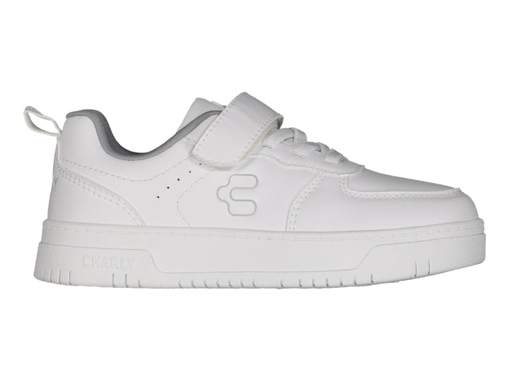 Tenis blancos Charly con cierre de velcro y agujetas, suela blanca y detalle gris en el cuello.