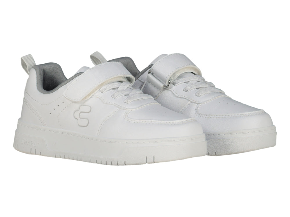 Tenis blancos Charly con cierre de velcro y agujetas, suela blanca y detalle gris en el cuello.
