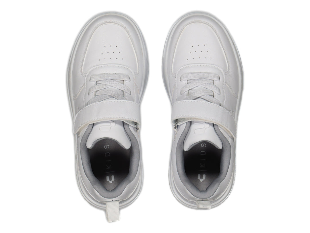 Tenis blancos Charly con cierre de velcro y agujetas, suela blanca y detalle gris en el cuello.