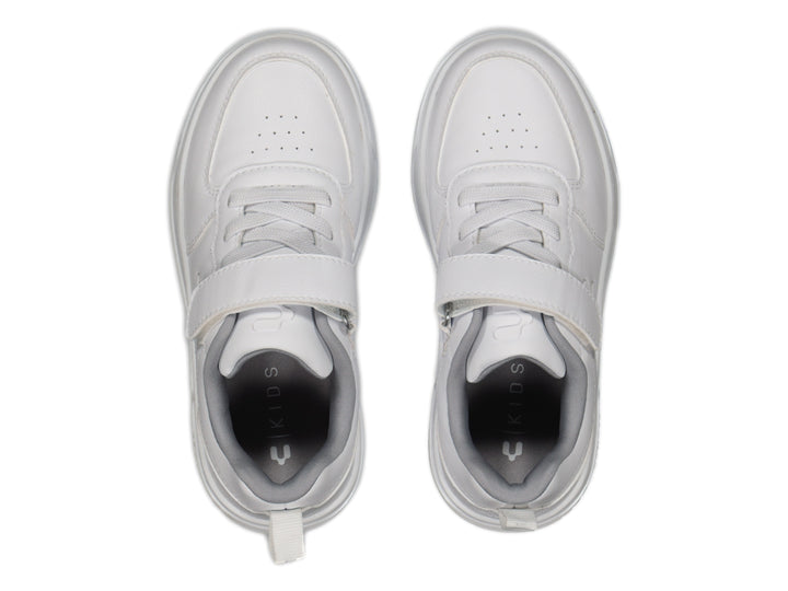 Tenis blancos Charly con cierre de velcro y agujetas, suela blanca y detalle gris en el cuello.