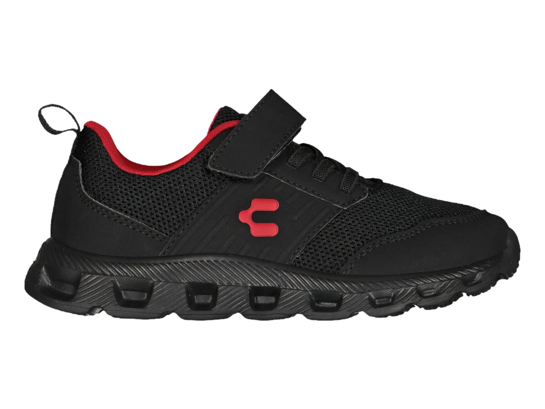 Tenis deportivos Charly color negro con detalles en rojo y cierre de velcro.