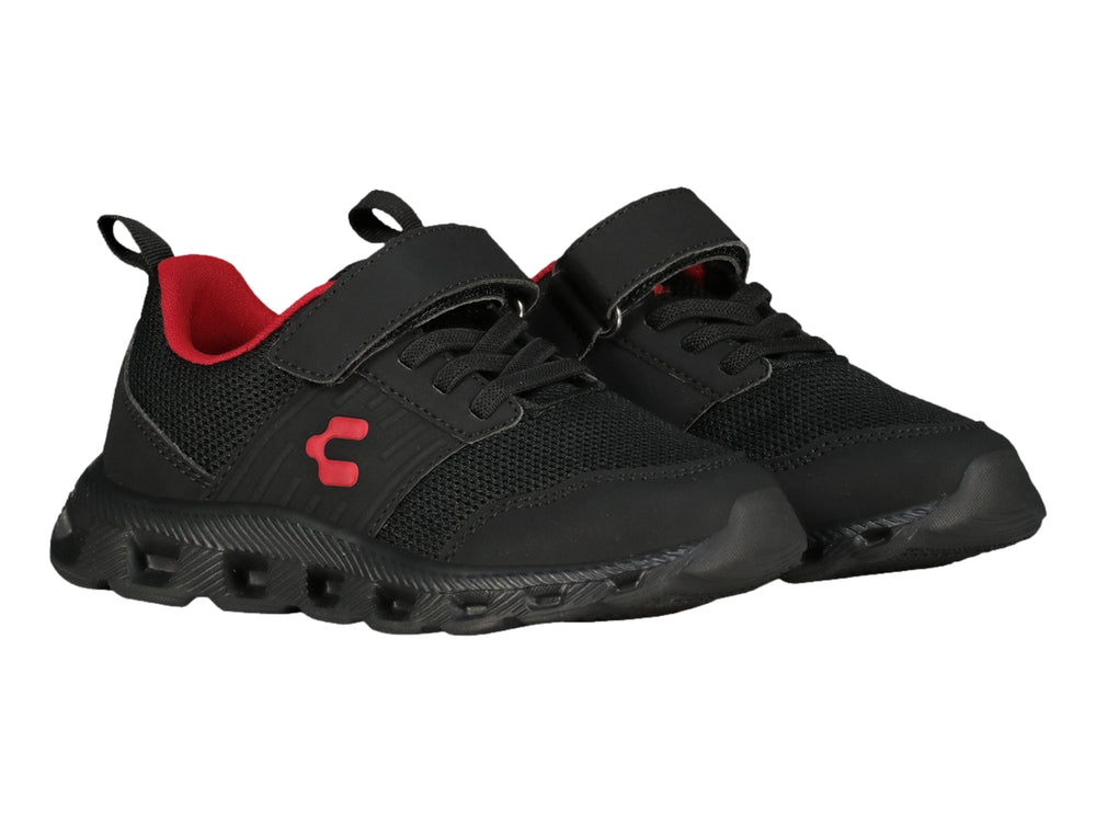 Tenis deportivos Charly color negro con detalles en rojo y cierre de velcro.