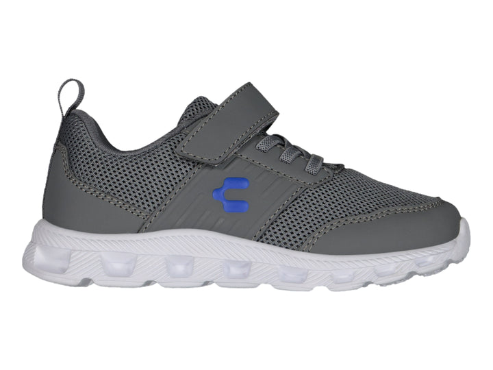 Tenis deportivos Charly color gris con suela blanca y detalles en azul, con cierre de velcro y agujetas.