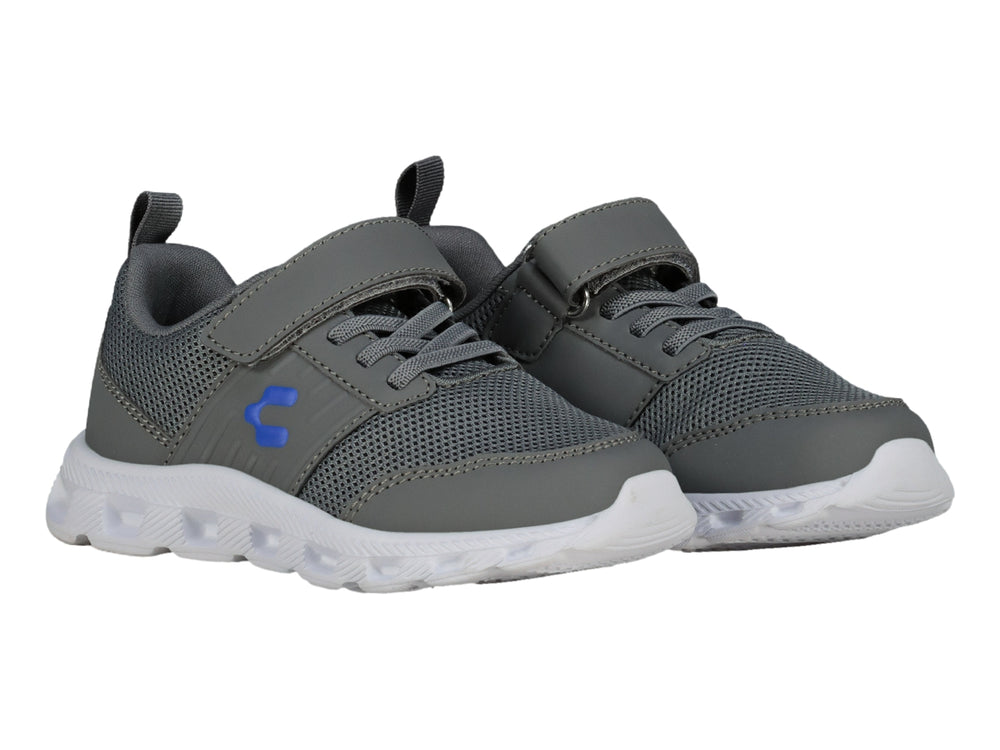 Tenis deportivos Charly color gris con suela blanca y detalles en azul, con cierre de velcro y agujetas.
