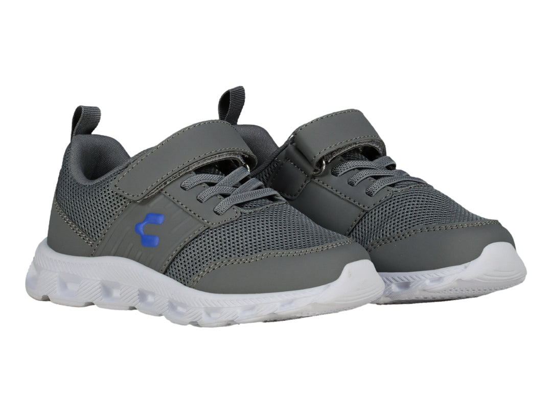 Tenis deportivos Charly color gris con suela blanca y detalles en azul, con cierre de velcro y agujetas.