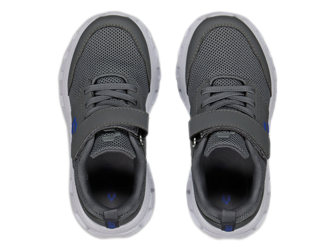 Tenis deportivos Charly color gris con suela blanca y detalles en azul, con cierre de velcro y agujetas.