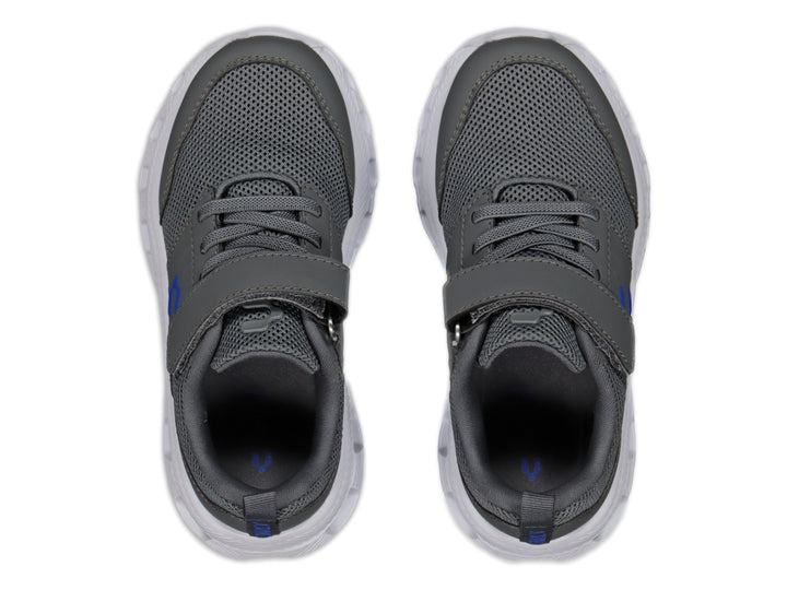Tenis deportivos Charly color gris con suela blanca y detalles en azul, con cierre de velcro y agujetas.