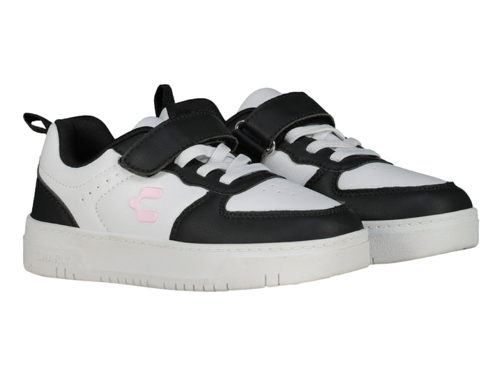 Tenis Charly blanco y negro con correa de velcro y suela blanca.