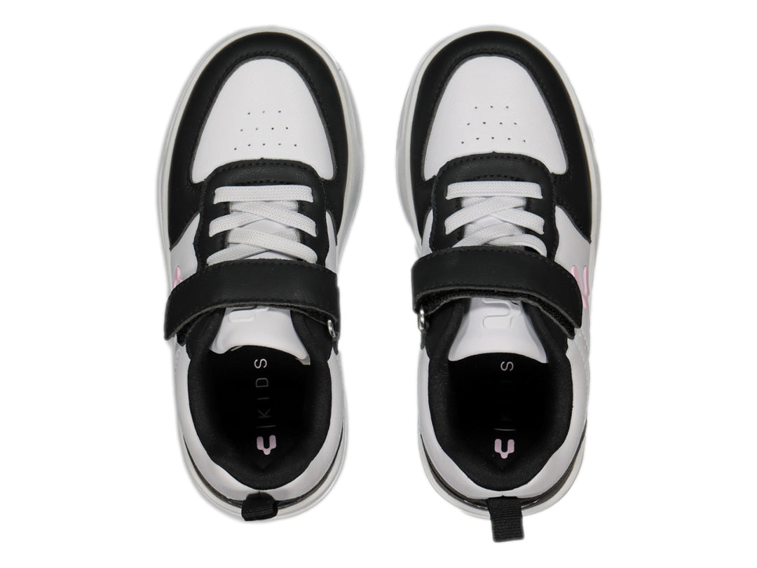 Tenis Charly blanco y negro con correa de velcro y suela blanca.