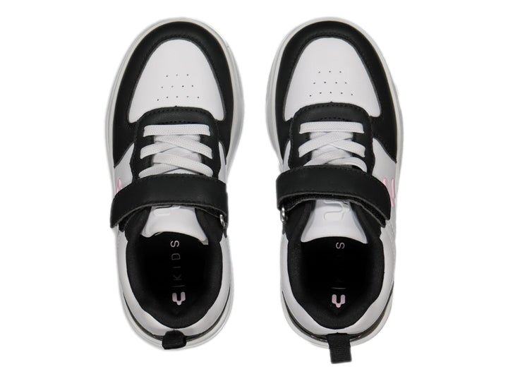 Tenis Charly blanco y negro con correa de velcro y suela blanca.