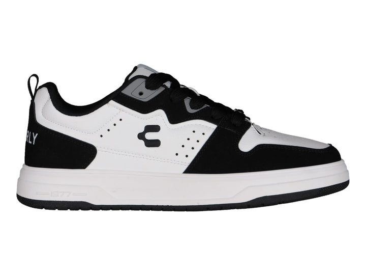 Tenis Charly Skurban en color blanco con detalles en negro y suela blanca.