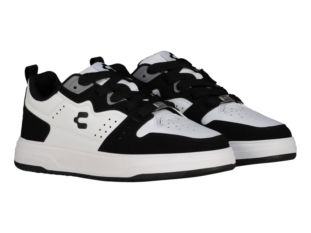 Tenis Charly Skurban en color blanco con detalles en negro y suela blanca.