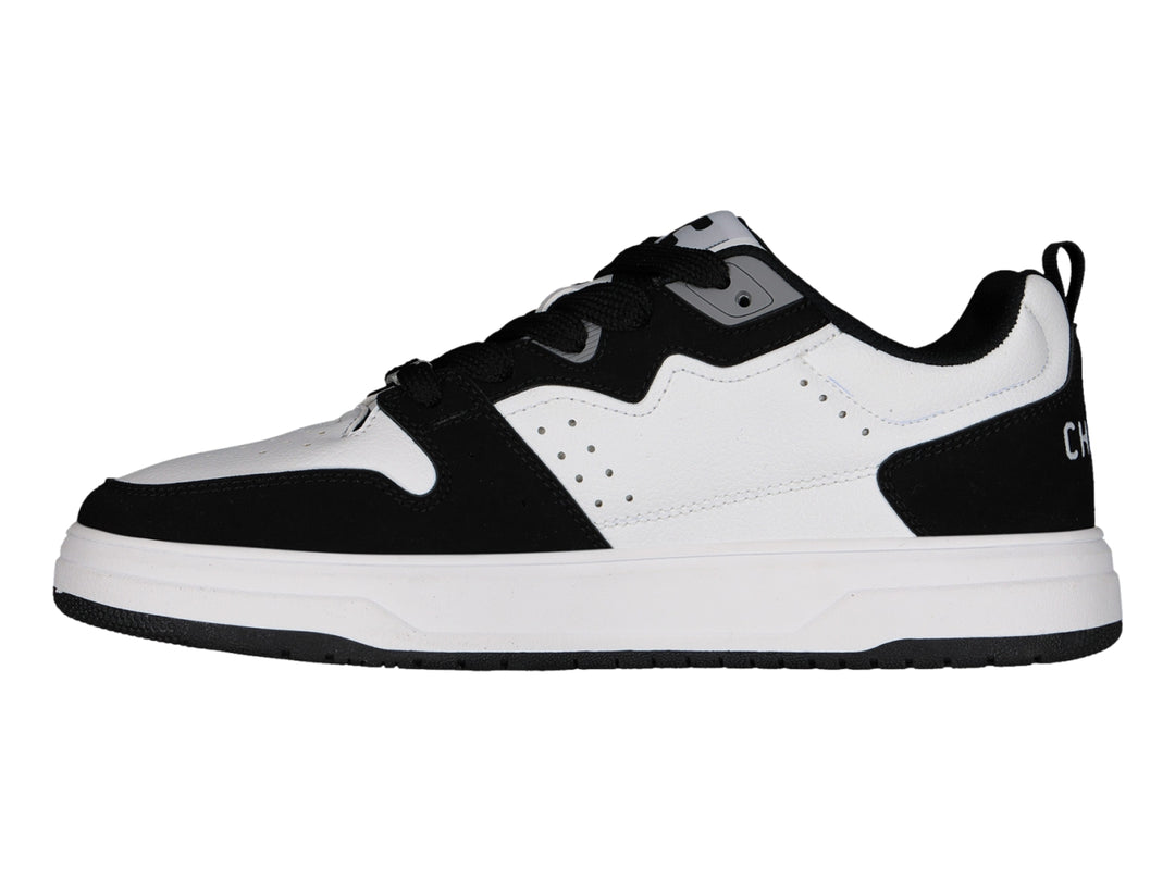 Tenis Charly Skurban en color blanco con detalles en negro y suela blanca.