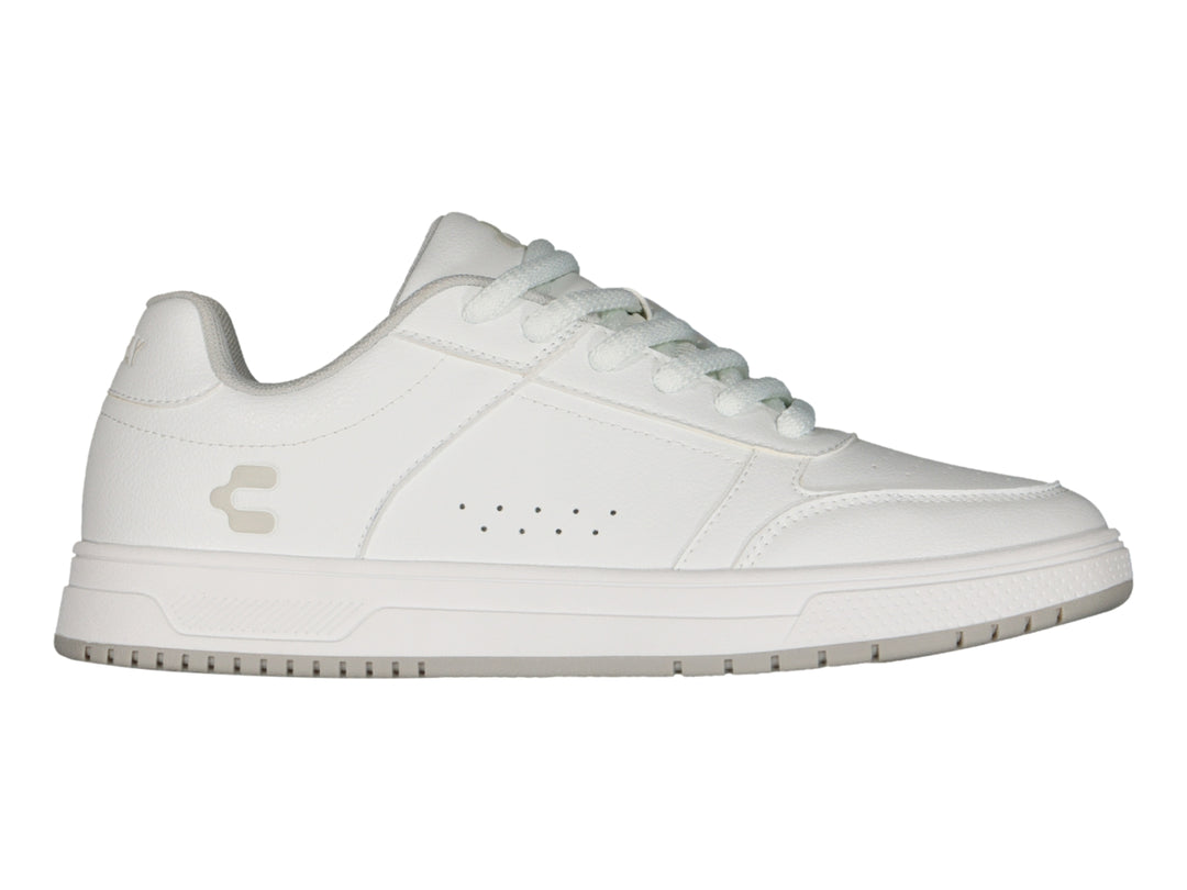 Tenis Charly color blanco de corte bajo con agujetas y suela plana.