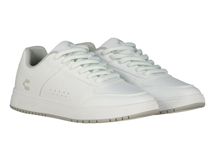 Tenis Charly color blanco de corte bajo con agujetas y suela plana.