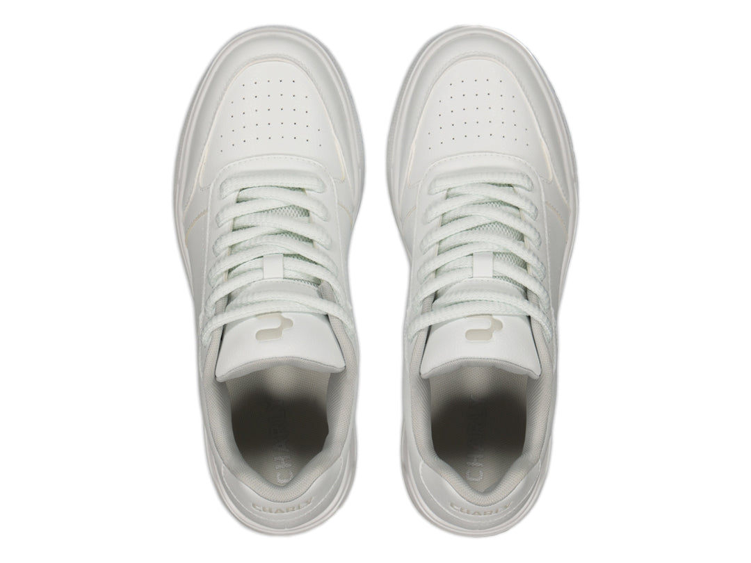 Tenis Charly color blanco de corte bajo con agujetas y suela plana.
