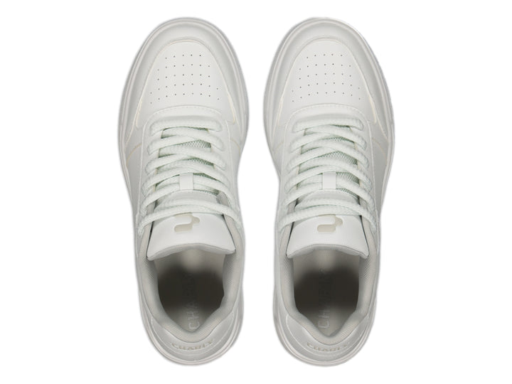 Tenis Charly color blanco de corte bajo con agujetas y suela plana.