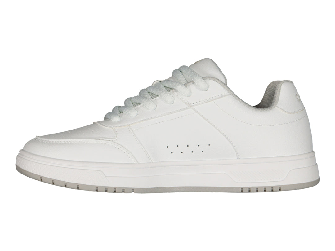Tenis Charly color blanco de corte bajo con agujetas y suela plana.