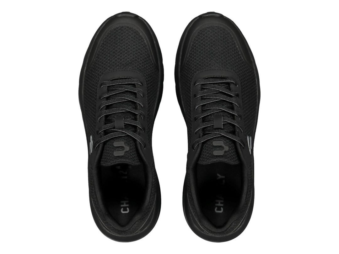 Tenis Charly Road Casual en color negro total con tejido de malla y suela cómoda.
