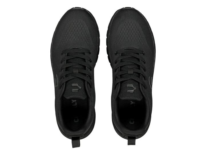 Zapato deportivo casual Charly en color negro con suela a juego y textura de malla.
