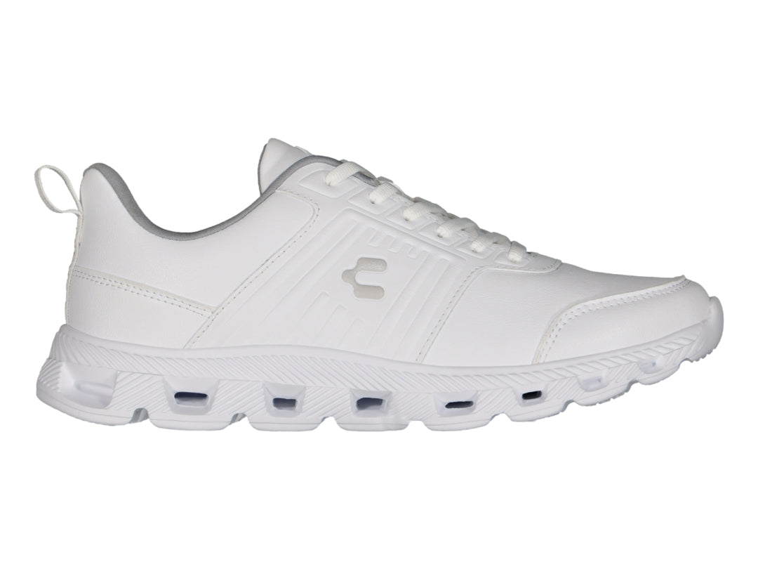 Tenis deportivos Charly de color blanco con suela gruesa y cordones.