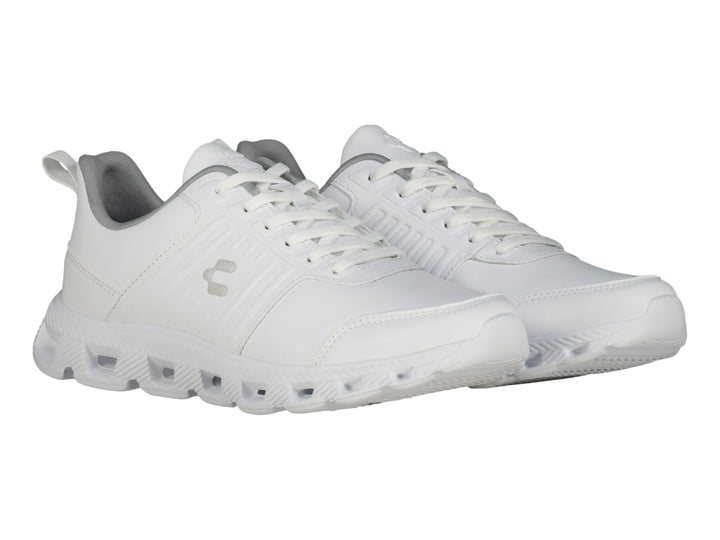 Tenis deportivos Charly de color blanco con suela gruesa y cordones.