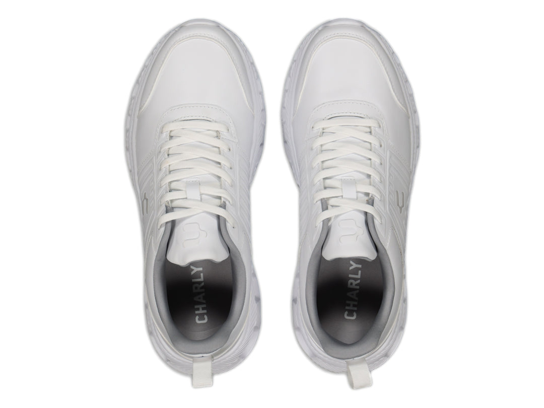 Tenis deportivos Charly de color blanco con suela gruesa y cordones.
