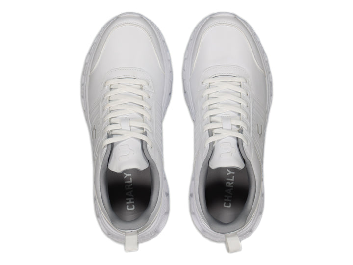 Tenis deportivos Charly de color blanco con suela gruesa y cordones.