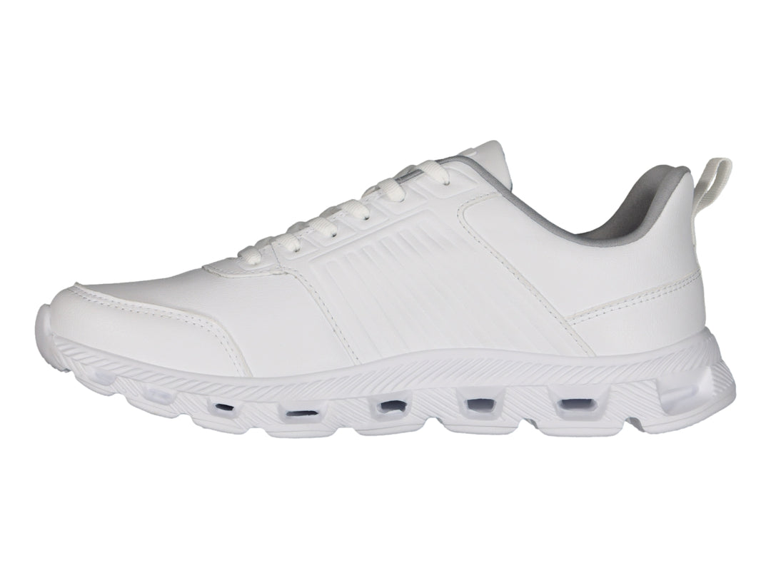 Tenis deportivos Charly de color blanco con suela gruesa y cordones.