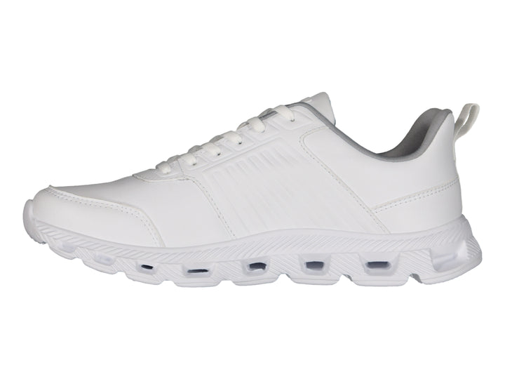 Tenis deportivos Charly de color blanco con suela gruesa y cordones.