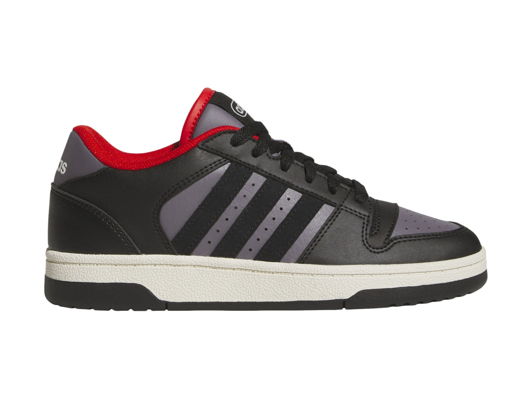 Tenis Adidas Break Start en color negro con franjas grises, detalles en rojo y suela blanca para niños.