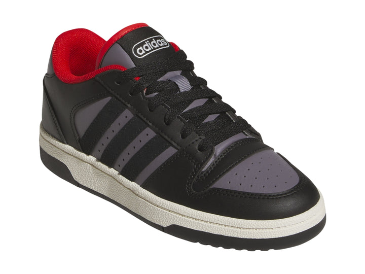 Tenis Adidas Break Start en color negro con franjas grises, detalles en rojo y suela blanca para niños.