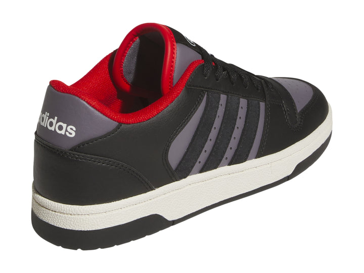 Tenis Adidas Break Start en color negro con franjas grises, detalles en rojo y suela blanca para niños.