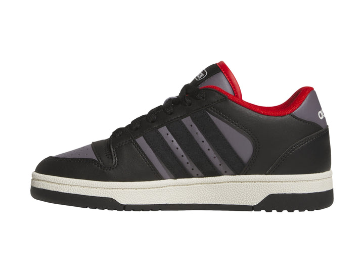 Tenis Adidas Break Start en color negro con franjas grises, detalles en rojo y suela blanca para niños.