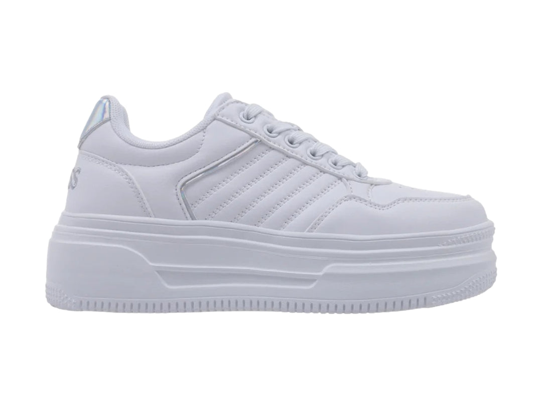 Tenis K-Swiss blancos con suela de plataforma alta y detalles en color plata.