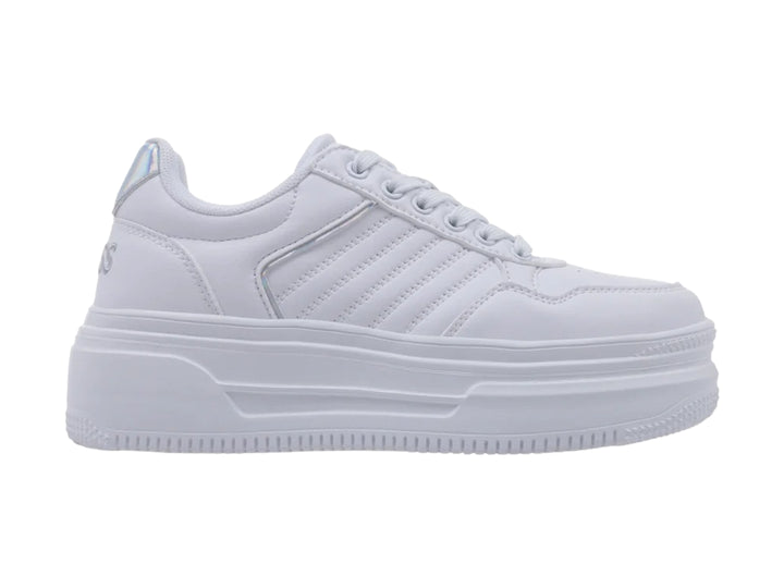 Tenis K-Swiss blancos con suela de plataforma alta y detalles en color plata.