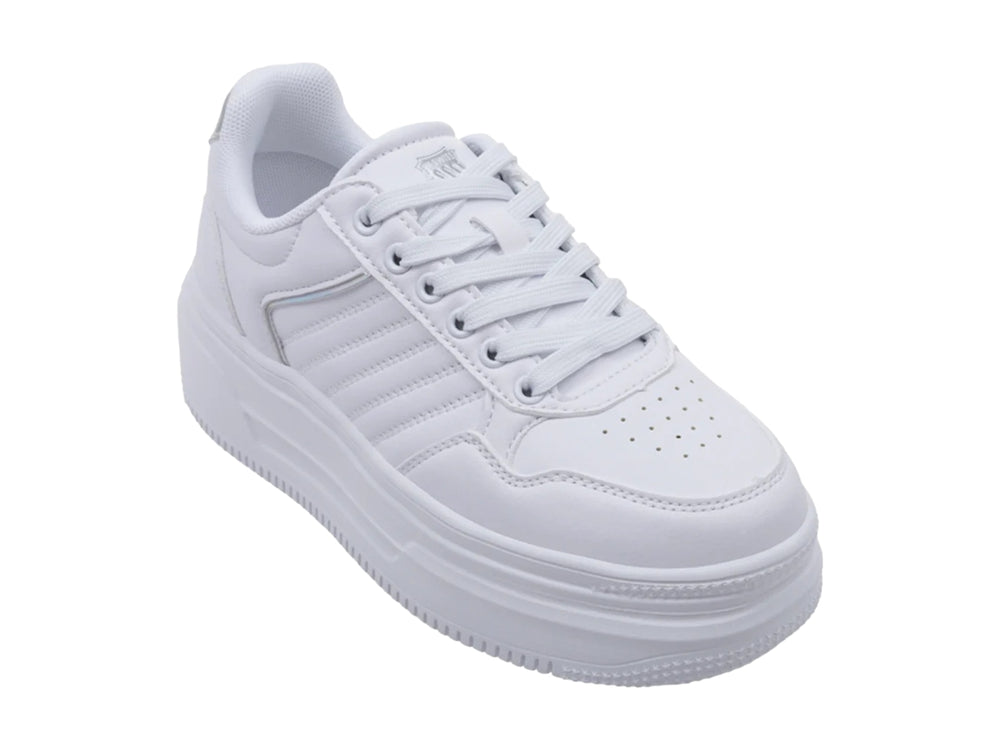 Tenis K-Swiss blancos con suela de plataforma alta y detalles en color plata.