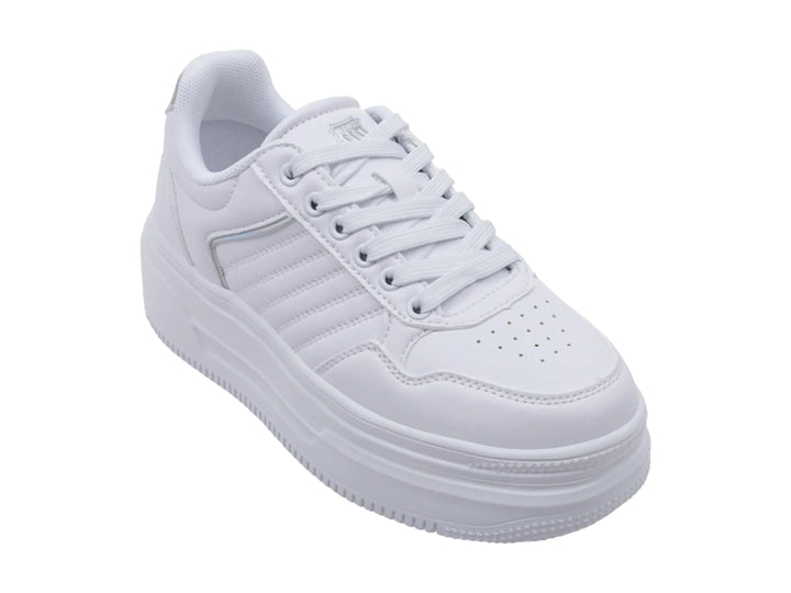 Tenis K-Swiss blancos con suela de plataforma alta y detalles en color plata.