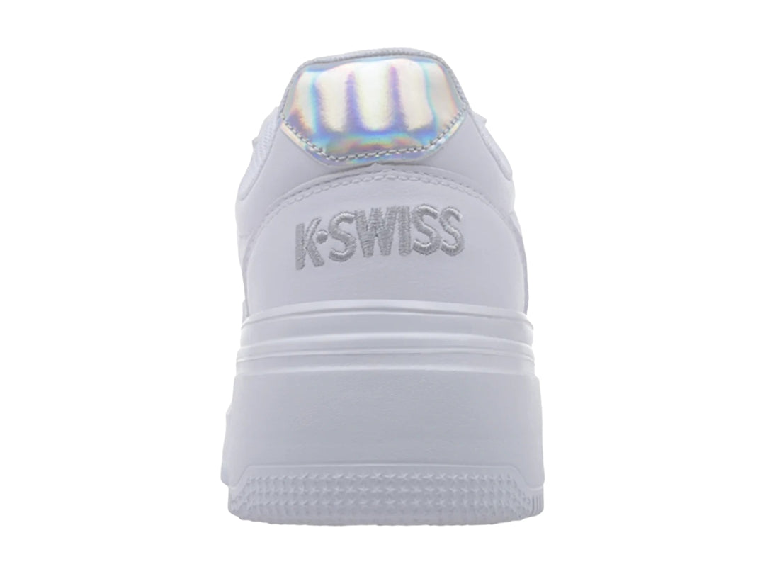 Tenis K-Swiss blancos con suela de plataforma alta y detalles en color plata.