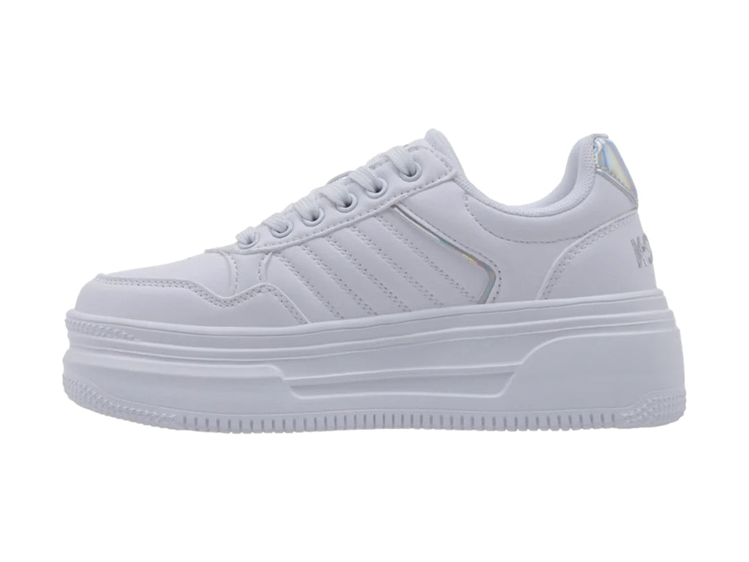Tenis K-Swiss blancos con suela de plataforma alta y detalles en color plata.