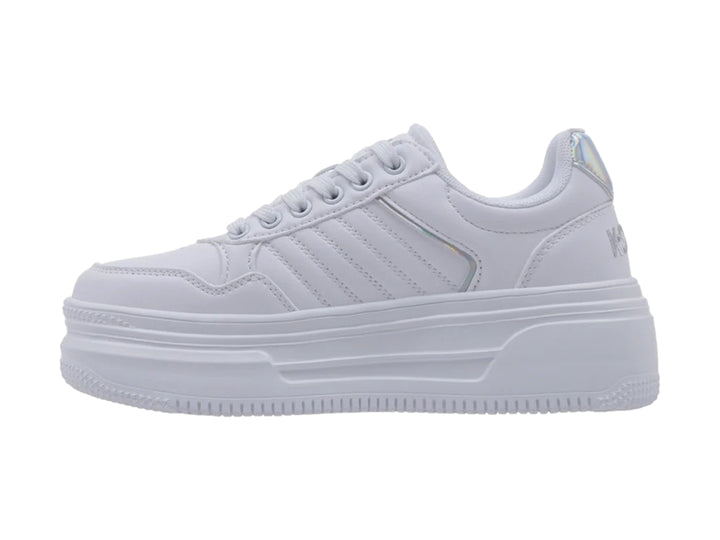 Tenis K-Swiss blancos con suela de plataforma alta y detalles en color plata.