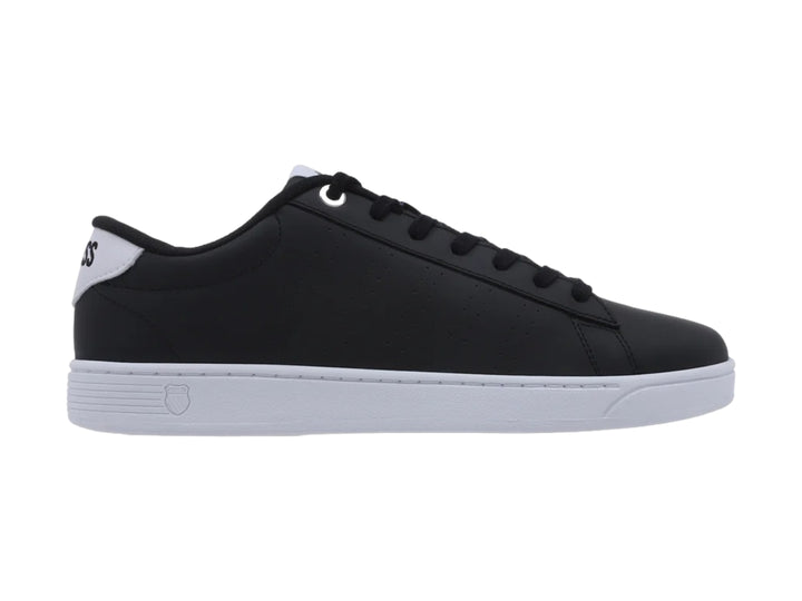 Tenis K-Swiss Base Court color negro con suela blanca y cordones negros.