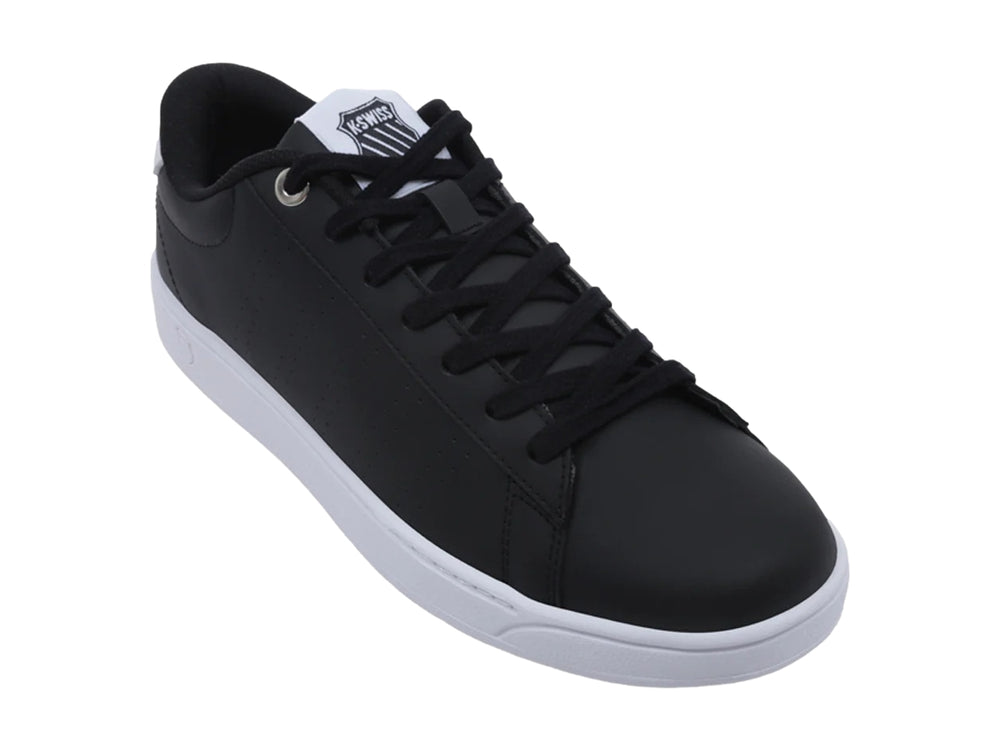 Tenis K-Swiss Base Court color negro con suela blanca y cordones negros.