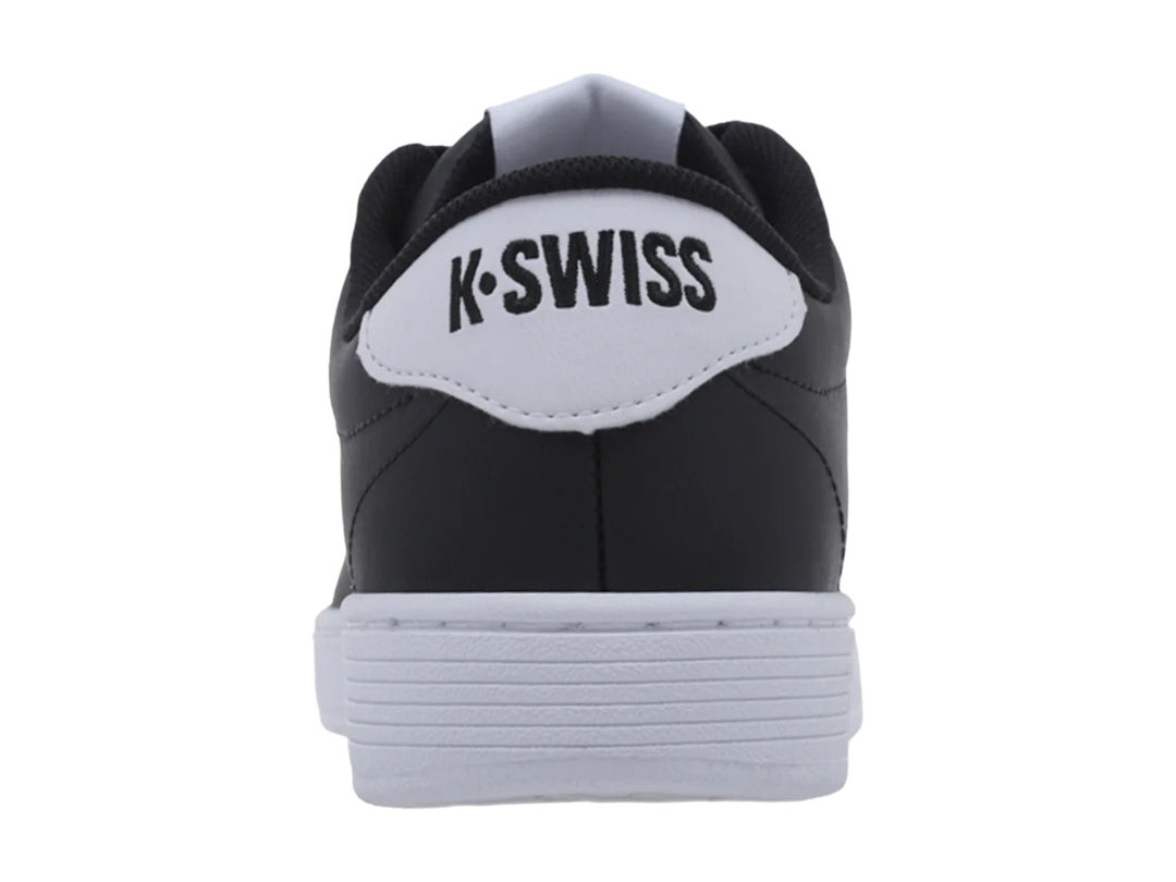 Tenis K-Swiss Base Court color negro con suela blanca y cordones negros.