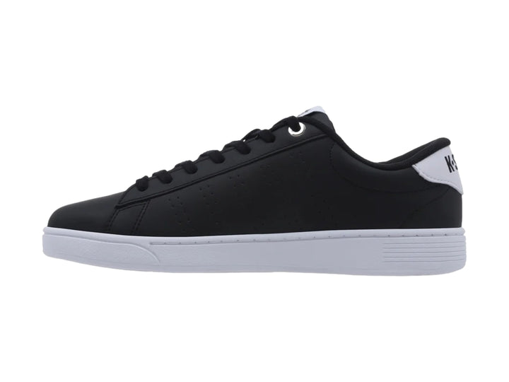 Tenis K-Swiss Base Court color negro con suela blanca y cordones negros.