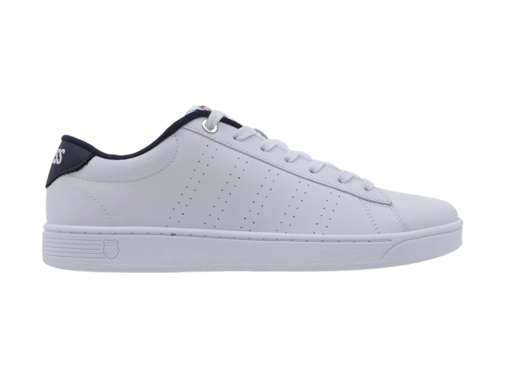 Tenis K-Swiss blancos con detalles en azul marino, diseño de corte bajo y suela blanca.