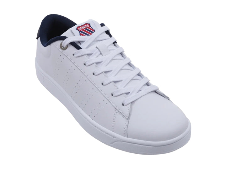 Tenis K-Swiss blancos con detalles en azul marino, diseño de corte bajo y suela blanca.