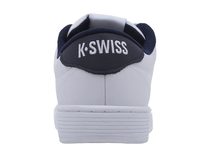Tenis K-Swiss blancos con detalles en azul marino, diseño de corte bajo y suela blanca.