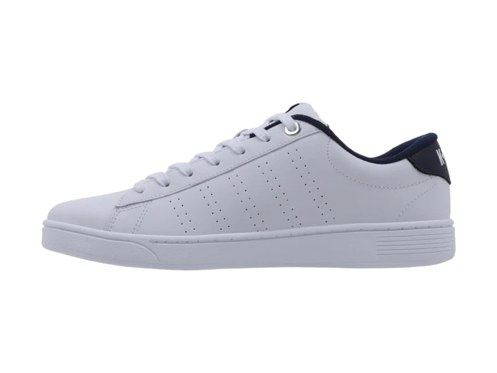 Tenis K-Swiss blancos con detalles en azul marino, diseño de corte bajo y suela blanca.