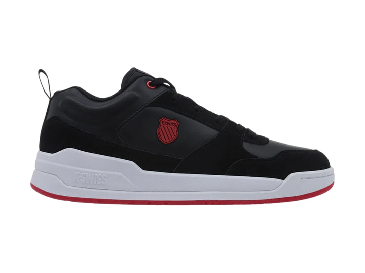 Tenis K-Swiss color negro con suela blanca y detalles en rojo, diseño deportivo casual.